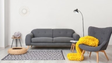 Soffa och fåtölj med golvstående läslampa bredvid