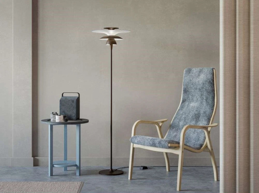 Belid Golvlampa Picasso bredvid en Lamino-fåtölj