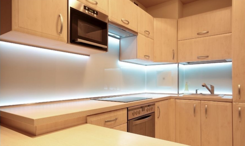 Kök med indirekt belysning från LED-remsor