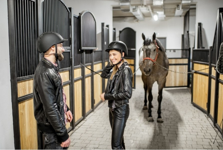 Ett väl upplyst stall för hästar och människor